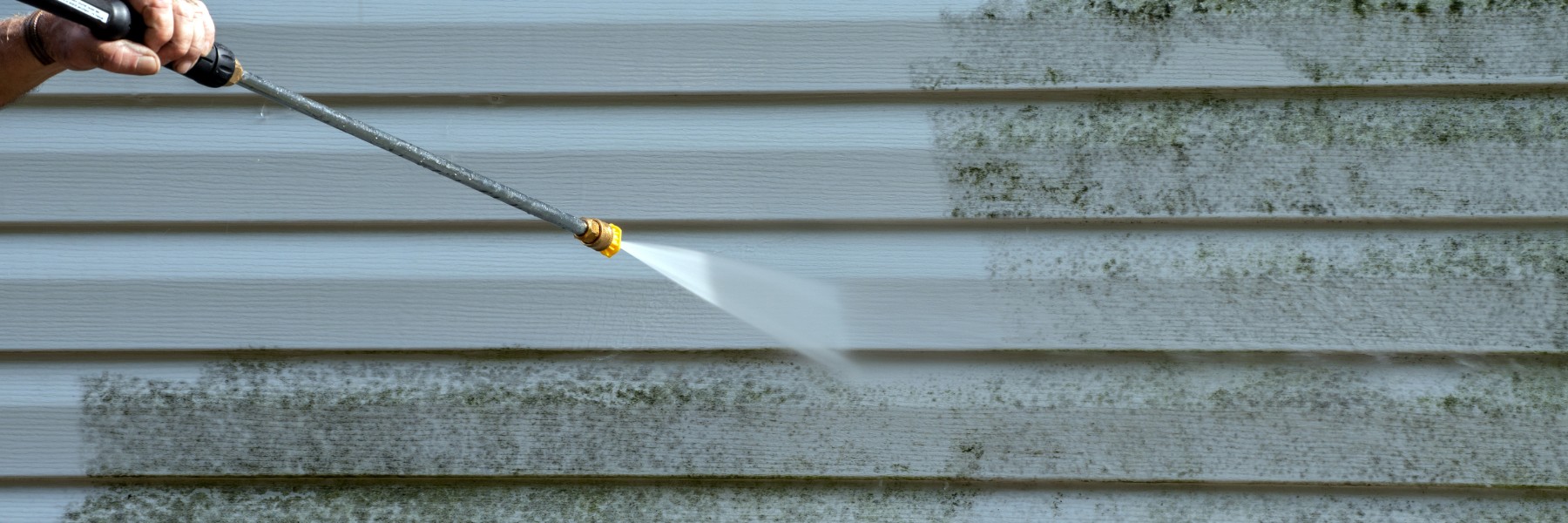 Pressure washing algae off vinyl siding